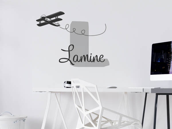 Wandtattoo Lamine mit Flugzeug