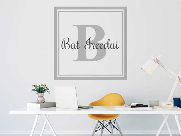 Wandtattoo Bat-Ireedui als eckiges Monogramm