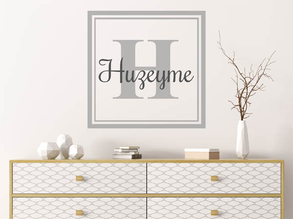 Wandtattoo Huzeyme als eckiges Monogramm