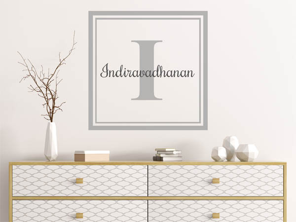 Wandtattoo Indiravadhanan als eckiges Monogramm