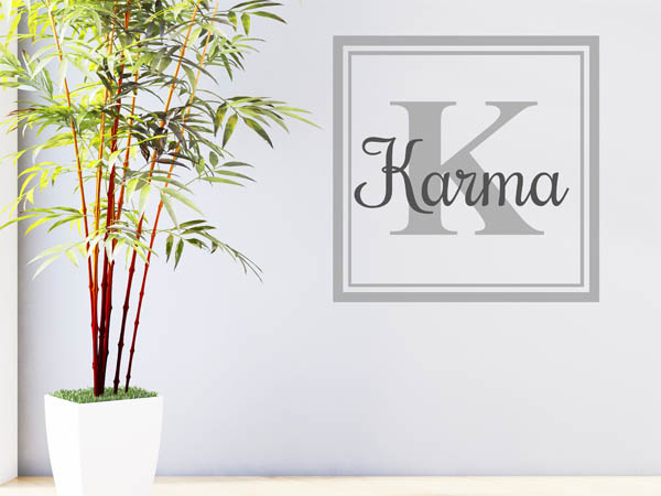 Wandtattoo Karma als eckiges Monogramm