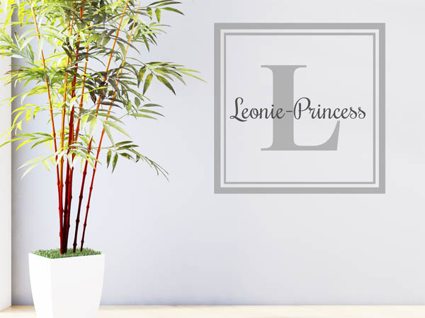 Wandtattoo Leonie-Princess als eckiges Monogramm