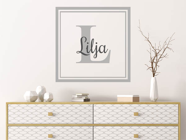Wandtattoo Lilja als eckiges Monogramm