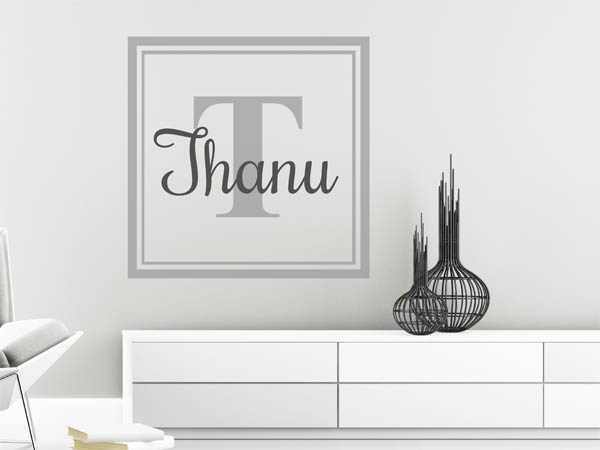 Wandtattoo Thanu als eckiges Monogramm