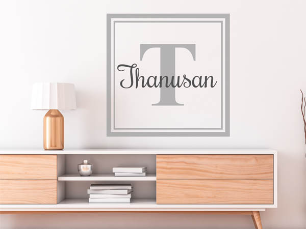 Wandtattoo Thanusan als eckiges Monogramm