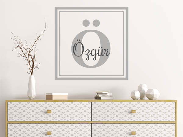 Wandtattoo Özgür als eckiges Monogramm