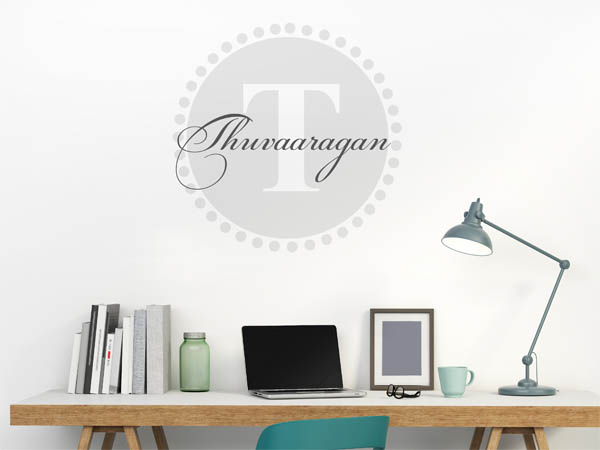 Wandtattoo Thuvaaragan als Monogramm rund