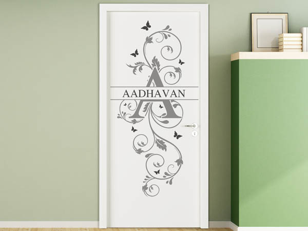Wandtattoo Namensschild Aadhavan auf einer Tür