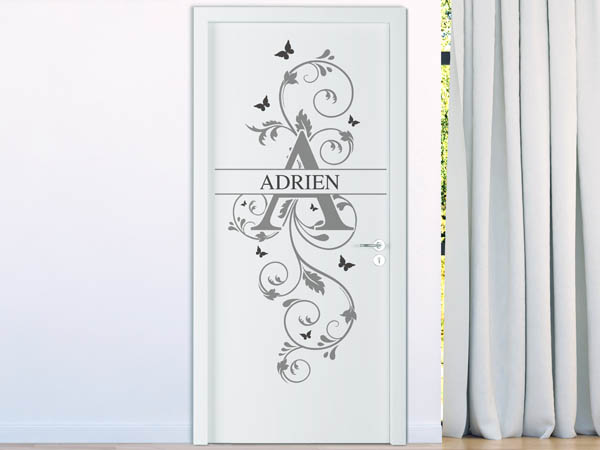 Wandtattoo Namensschild Adrien auf einer Tür
