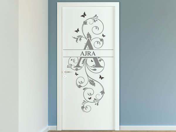 Wandtattoo Namensschild Ajra auf einer Tür