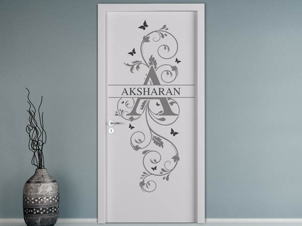 Wandtattoo Namensschild Aksharan auf einer Tür