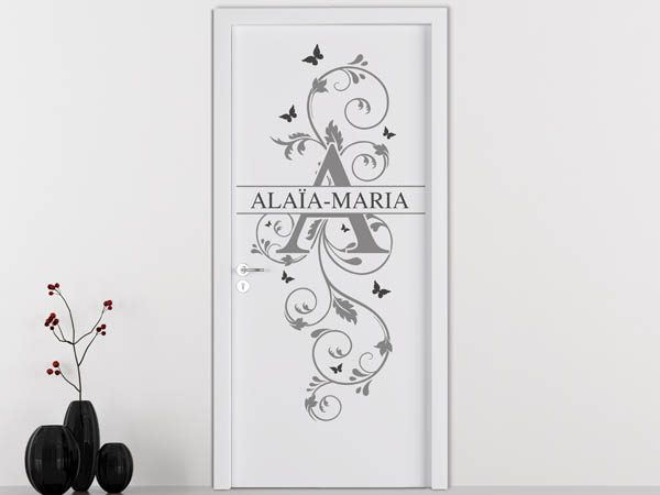 Wandtattoo Namensschild Alaïa-Maria auf einer Tür