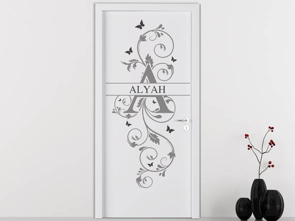 Wandtattoo Namensschild Alyah auf einer Tür