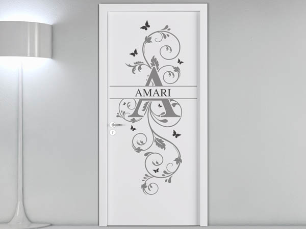Wandtattoo Namensschild Amari auf einer Tür