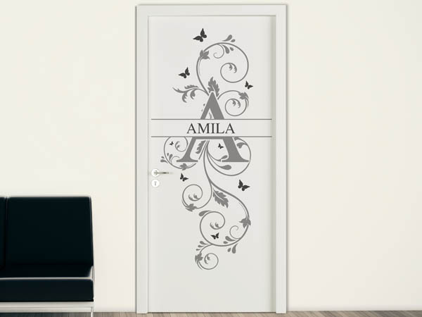 Wandtattoo Namensschild Amila auf einer Tür