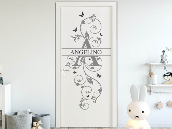 Wandtattoo Namensschild Angelino auf einer Tür