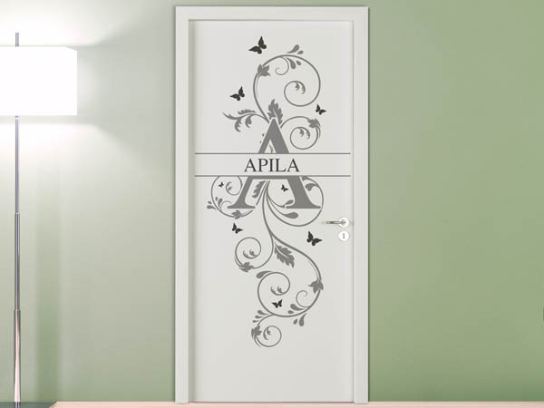 Wandtattoo Namensschild Apila auf einer Tür