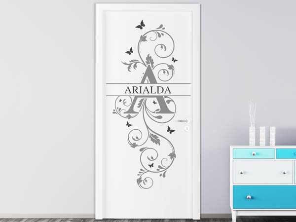 Wandtattoo Namensschild Arialda auf einer Tür