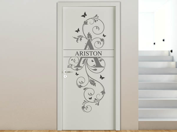 Wandtattoo Namensschild Ariston auf einer Tür