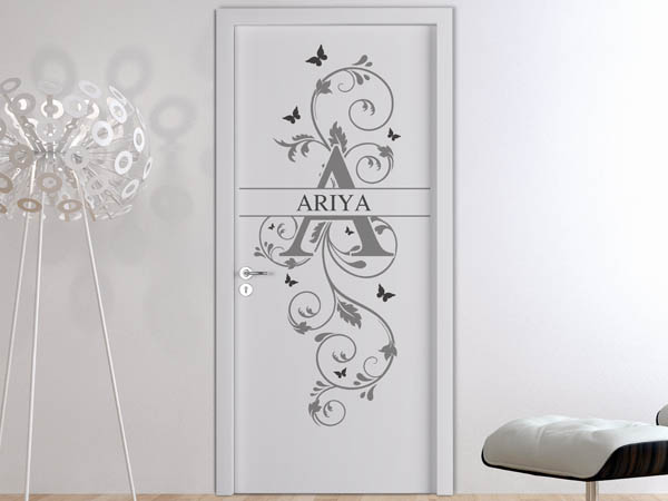 Wandtattoo Namensschild Ariya auf einer Tür