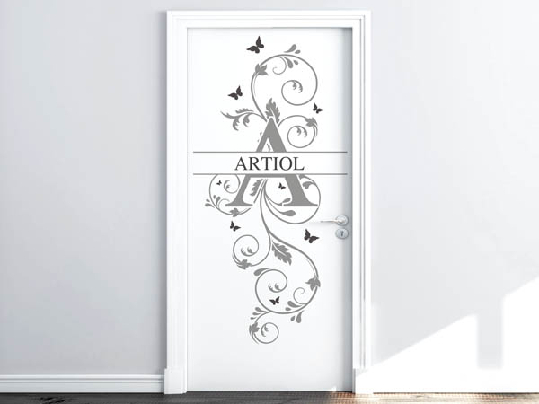 Wandtattoo Namensschild Artiol auf einer Tür