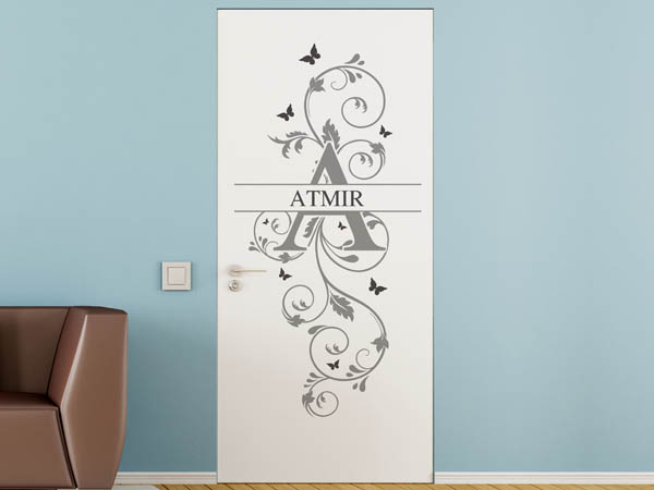 Wandtattoo Namensschild Atmir auf einer Tür
