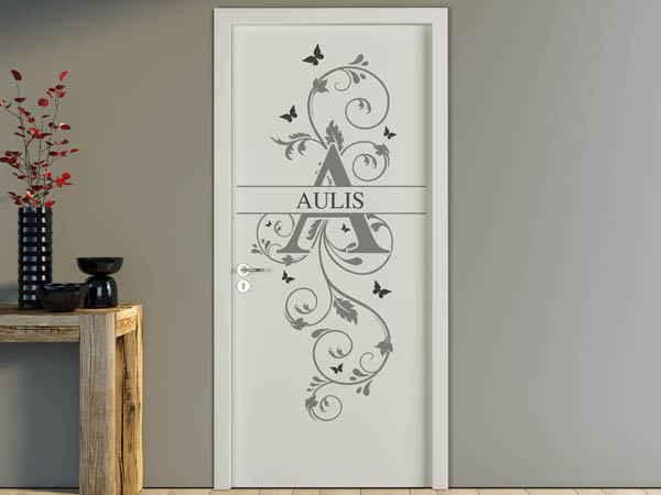 Wandtattoo Namensschild Aulis auf einer Tür