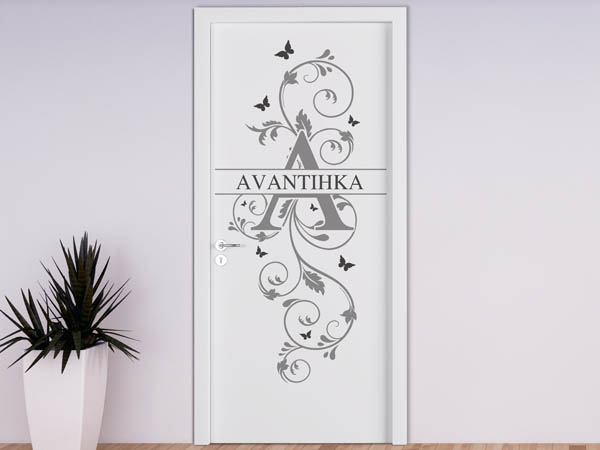 Wandtattoo Namensschild Avantihka auf einer Tür
