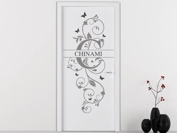 Wandtattoo Namensschild Chinami auf einer Tür