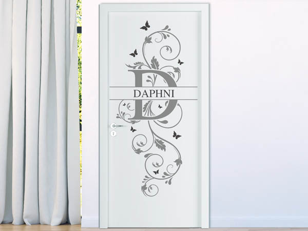 Wandtattoo Namensschild Daphni auf einer Tür