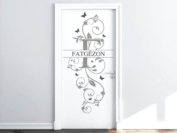 Wandtattoo Namensschild Fatgëzon auf einer Tür