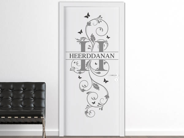 Wandtattoo Namensschild Heerddanan auf einer Tür