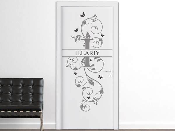 Wandtattoo Namensschild Illariy auf einer Tür