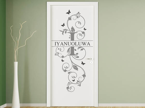 Wandtattoo Namensschild Iyanuoluwa auf einer Tür