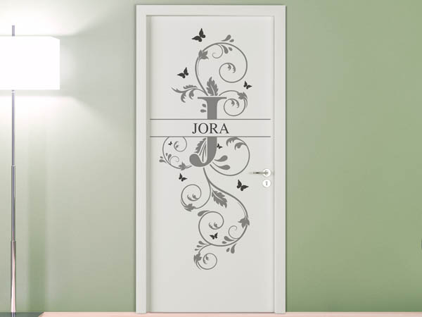 Wandtattoo Namensschild Jora auf einer Tür