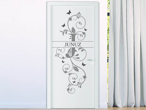 Wandtattoo Namensschild Junuz auf einer Tür