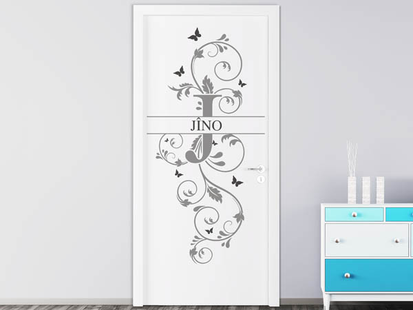 Wandtattoo Namensschild Jîno auf einer Tür