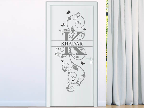 Wandtattoo Namensschild Khadar auf einer Tür