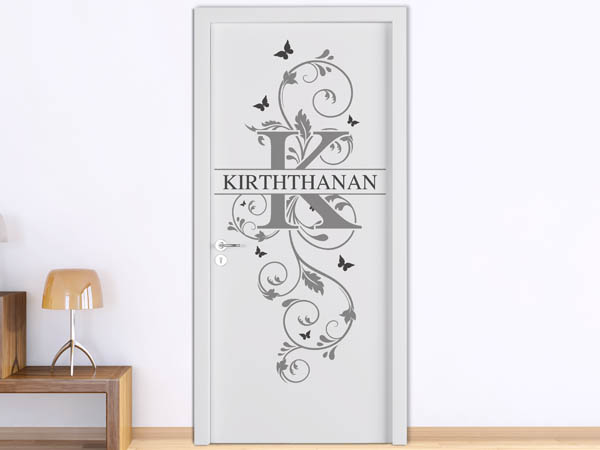 Wandtattoo Namensschild Kirththanan auf einer Tür