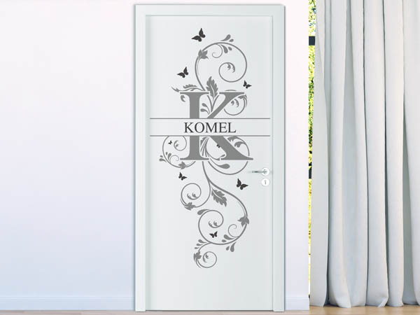 Wandtattoo Namensschild Komel auf einer Tür