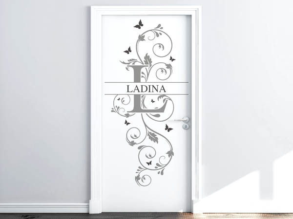 Wandtattoo Namensschild Ladina auf einer Tür