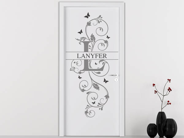 Wandtattoo Namensschild Lanyfer auf einer Tür