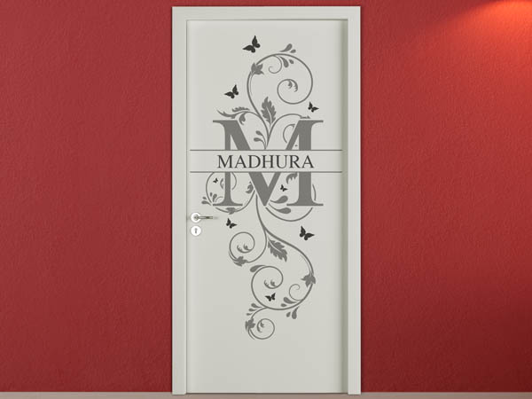 Wandtattoo Namensschild Madhura auf einer Tür