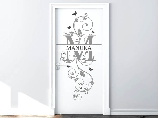 Wandtattoo Namensschild Manuka auf einer Tür