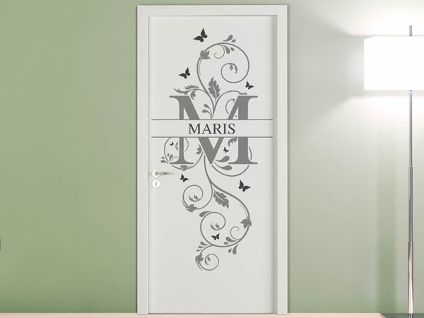 Wandtattoo Namensschild Maris auf einer Tür