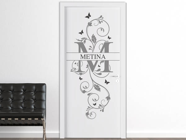 Wandtattoo Namensschild Metina auf einer Tür