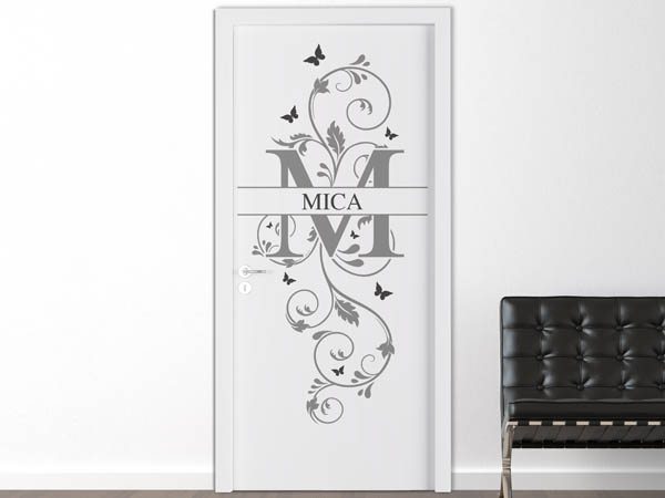 Wandtattoo Namensschild Mica auf einer Tür