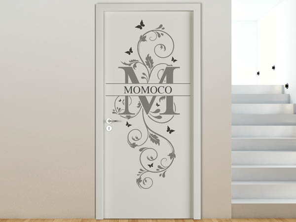 Wandtattoo Namensschild Momoco auf einer Tür