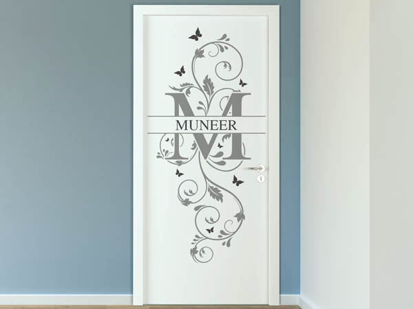 Wandtattoo Namensschild Muneer auf einer Tür