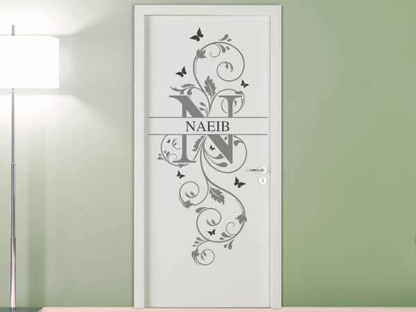 Wandtattoo Namensschild Naeib auf einer Tür